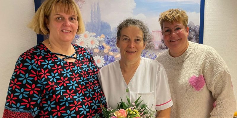 v.l.n.r.: Pflegedienstleitung Corinna Transow, Irma Gißel und Einrichtungsleitung Melanie Baumgärtner