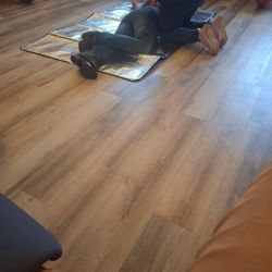 Eine Person liegt auf einer Rettungsdecke, während eine andere rasch Erste Hilfe leistet.